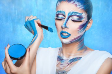 Onun yüzünde boya portresi.