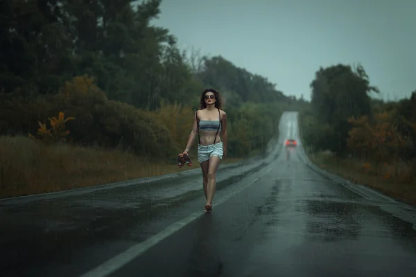 Chica camina descalza en la carretera . —  Fotos de Stock