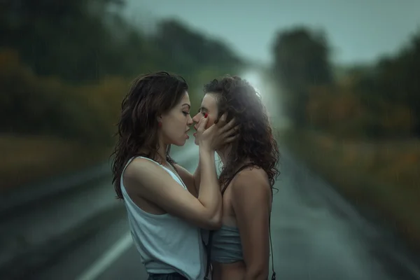 Meninas beijando na chuva. — Fotografia de Stock