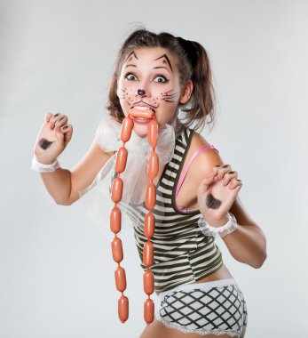 Kız bir kedi gibi boyalı. Onun ağız sosis.