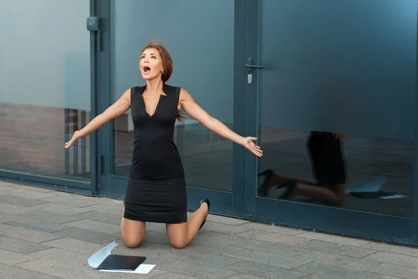 Beautiful girl on her knees and screaming for joy. — Stock Photo, Image