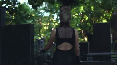 Mezarlıkta duran kadın cadı.