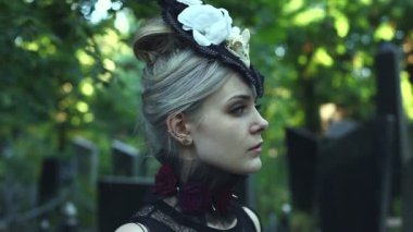 Onun baş ve çığlıkları mistik kız döner.