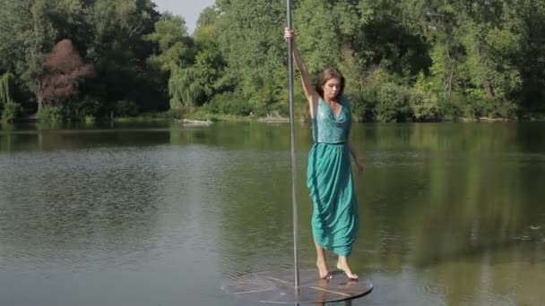 Chica convertido a pole dance . — Vídeos de Stock