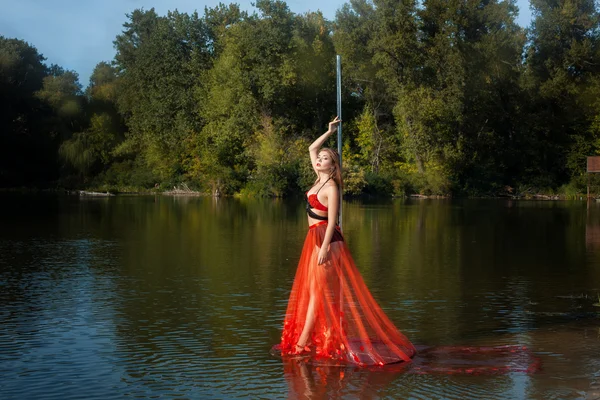 Flickan står nära en poledance. — Stockfoto