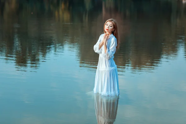 Girl stands in the water. — Stock Photo, Image