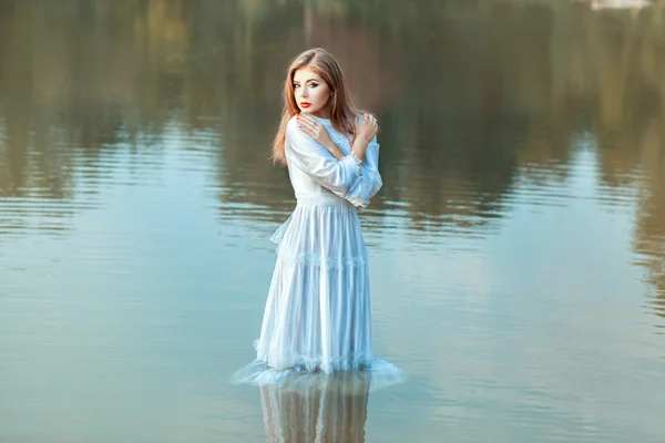 Girl soaked clothes in the lake water. — Stock Photo, Image