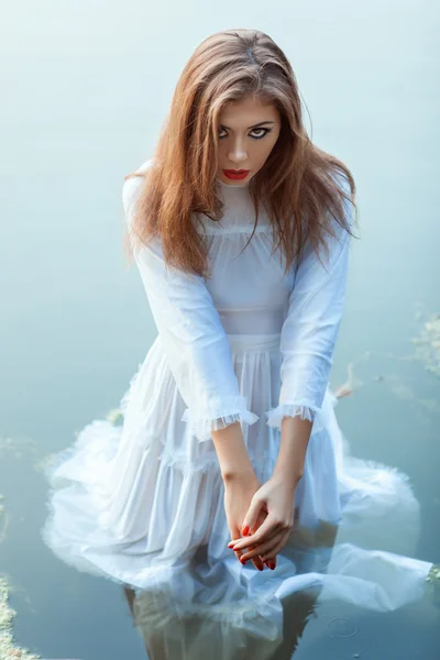 Vacker flicka stående i vatten klänning. — Stockfoto