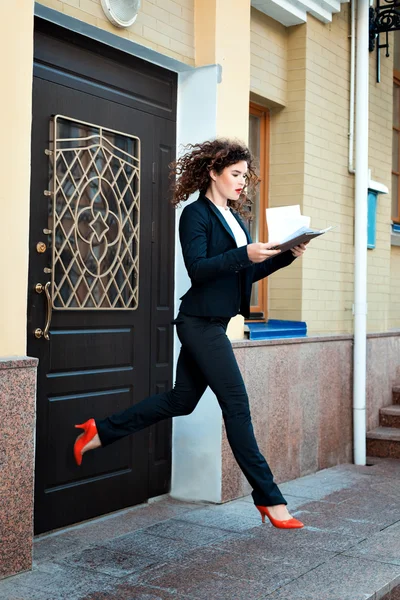 La donna e 'scappata dal direttore dell'ufficio e ha fretta. . — Foto Stock