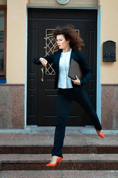 Girl in a suit running hurry. — Stock Photo, Image