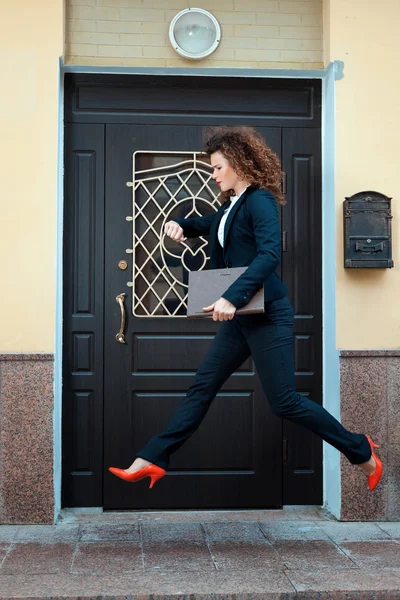 Girl pantsuit runs in a hurry. — Stock Photo, Image