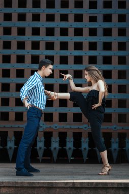 Kız tutkulu dance ayağını göğüs adamı koymak..