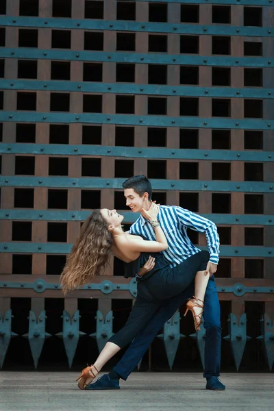 Gepassioneerd dans jongen en meisje. — Stockfoto