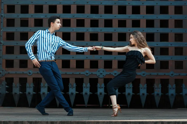 Man met een meisje dansen in de straat dansen. — Stockfoto