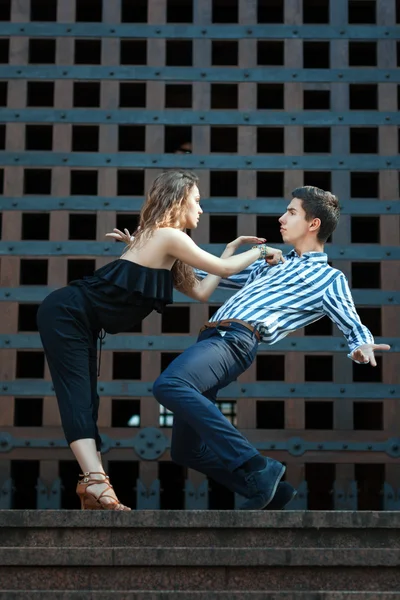 Jong koppel de tango dansen. — Stockfoto