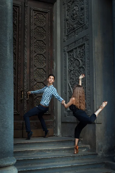 Meisje en jongen dansen in de dansgeschiedenis. — Stockfoto