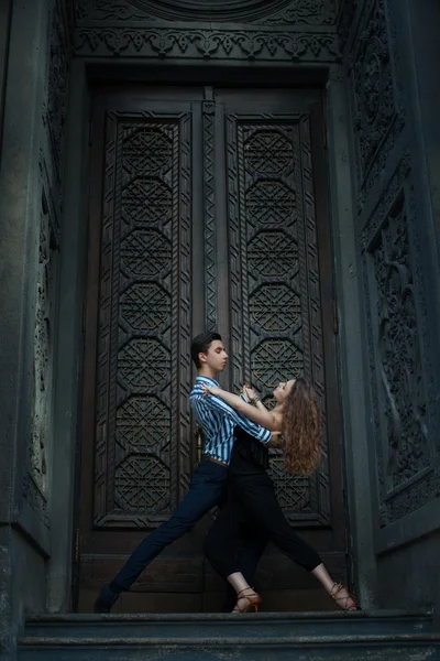 Belo jovem casal dançando dança rodopiando . — Fotografia de Stock