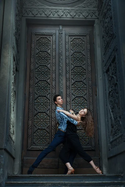 Belo casal dançando tango . Fotografias De Stock Royalty-Free