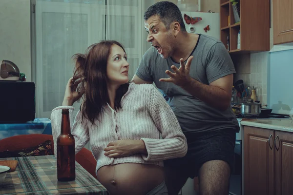 Drunk husband wants to hit his pregnant wife. — Stock Photo, Image