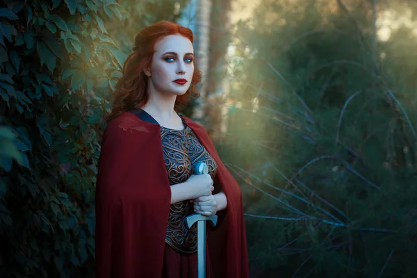 Retrato de una mujer guerrera con espada en la mano . — Foto de Stock