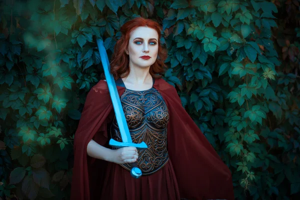 Kvinnan krigare med svärd klädd i en Harnesk. — Stockfoto