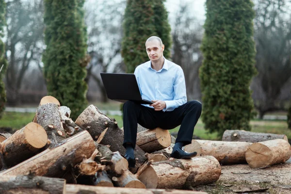 Man duduk log dan bekerja pada laptop . — Stok Foto