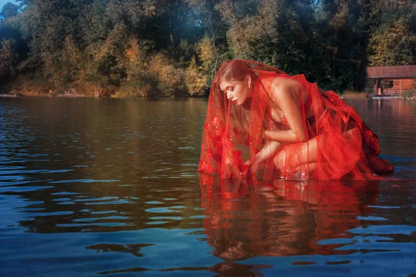 水の上に座っての妖精の女の子. — ストック写真
