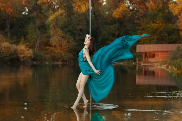 Vestido de la muchacha ondeando en el viento cuando ella baila. —  Fotos de Stock