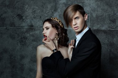 Adam tutkuyla kadının yüzüne sıkıyor.