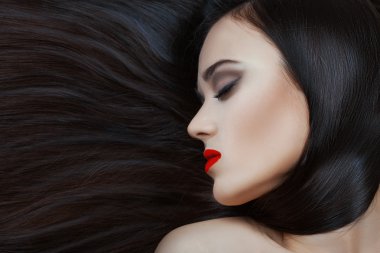 Gür saçlı bir kızla yakın çekim yüz.