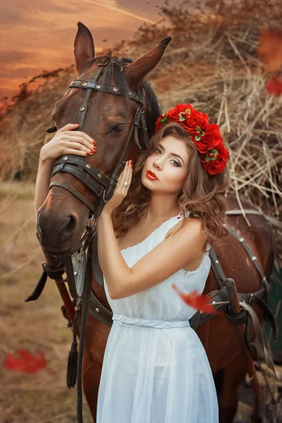 Chica abrazando la cabeza de un caballo . — Foto de Stock