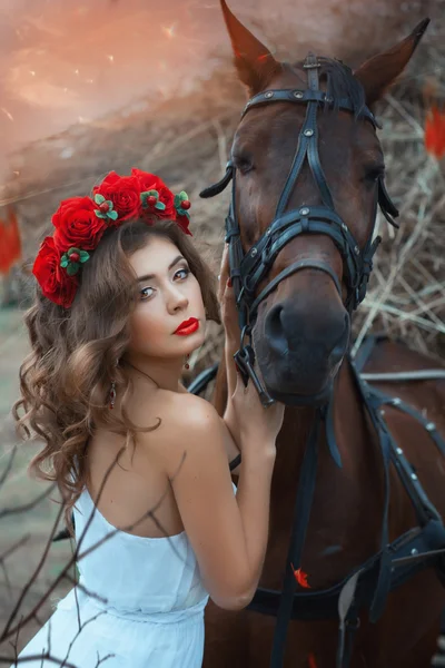 Cabeza de caballo abrazando a una linda chica . —  Fotos de Stock