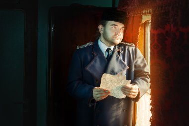 Üzgün retro adam pencerenin ayakta.