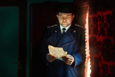 Adam bir mektup pencere ışığında okuma.