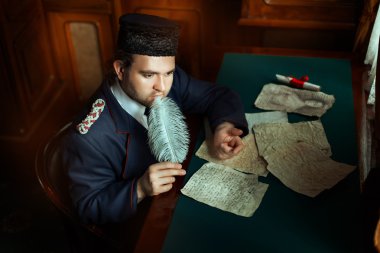 O el yazması yazdı adam düşünüyor.