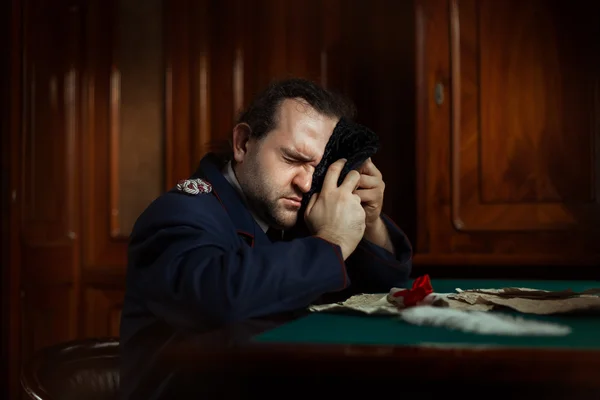 Hombre sentado a la mesa llorando . — Foto de Stock