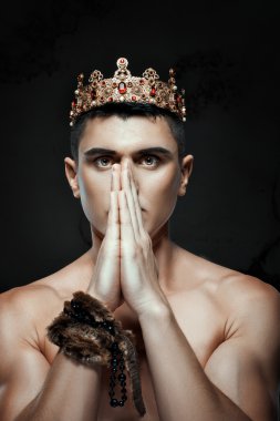 Adam taç katlanmış ellerle dua için kafasında.