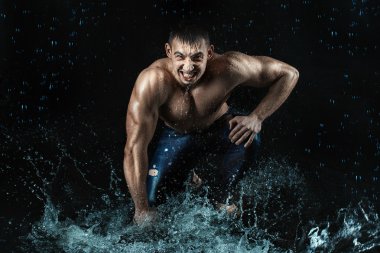 Adam atletik rakam su vurdu.