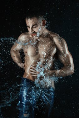 Adam su sıçramalarına ve su damlaları.
