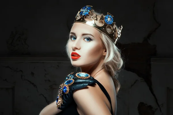 Närbild porträtt av en flicka med krona. — Stockfoto