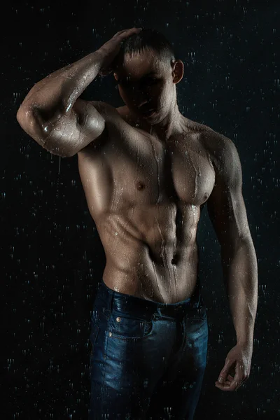 Streams of water spread out on the male body. — Stock Photo, Image