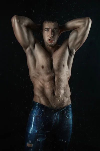 Man bodybuilder with drops of water on naked body. — Stock Photo, Image