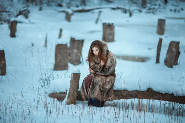 Дівчина замерзла в зимовому лісі . — стокове фото