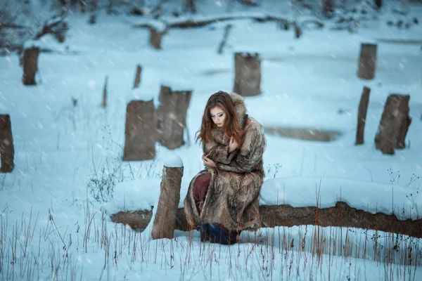 Fille gelée dans les bois d'hiver . — Photo