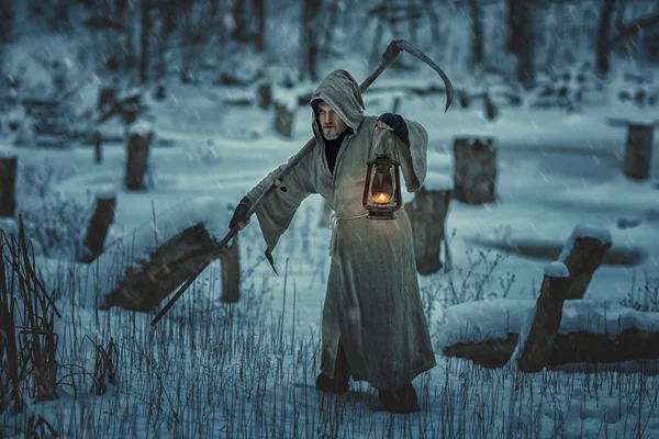 Grim reaper met een zeis is op het veld. — Stockfoto