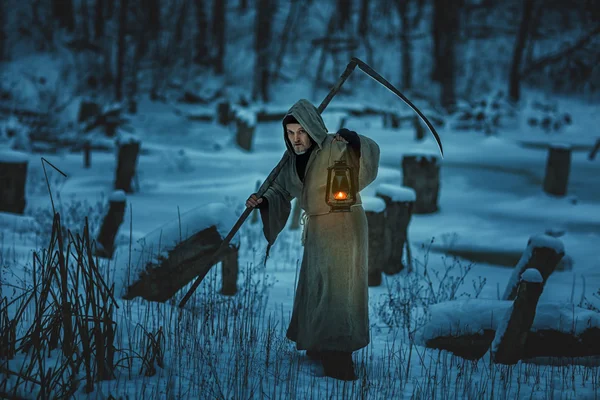 Eng man met scythe is de wintersneeuw. — Stockfoto
