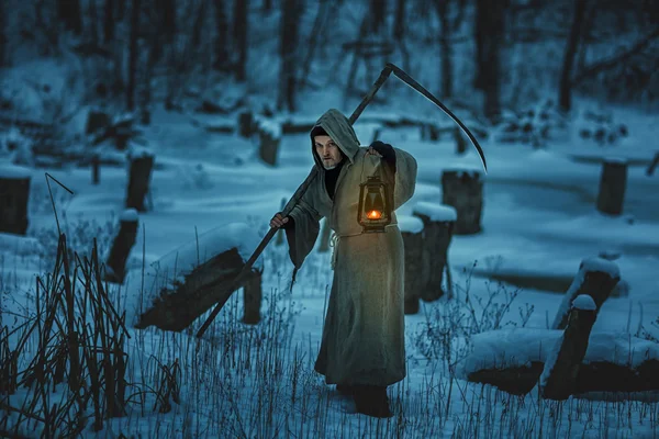 Homem assustador com foice é a neve de inverno . — Fotografia de Stock