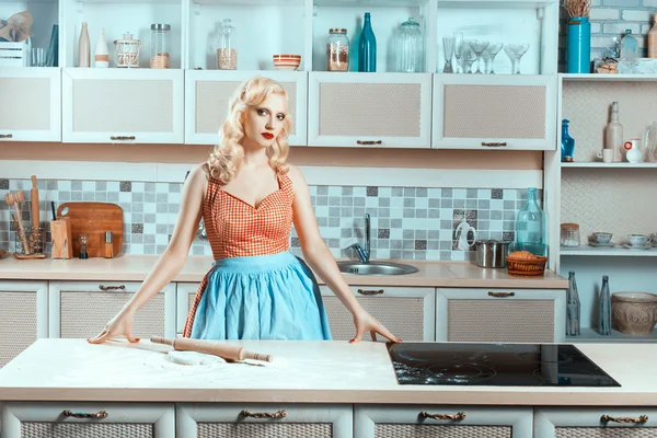 Chica rubia en la cocina junto a la estufa. — Foto de Stock