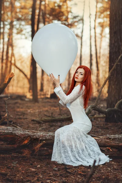 Mulher em arrastão vestido branco . — Fotografia de Stock