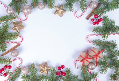 Noel süsleri ile şenlikli bir arka plan. Boşluğu kopyala
